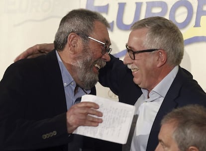 A la izquierda, el secretario general de UGT, Cándido Méndez, se abraza al líder de CC OO, Ignacio Fernández Toxo