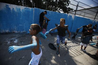 Los niños se divierten pintando durante intervención de Boa Mistura en La Cañada.