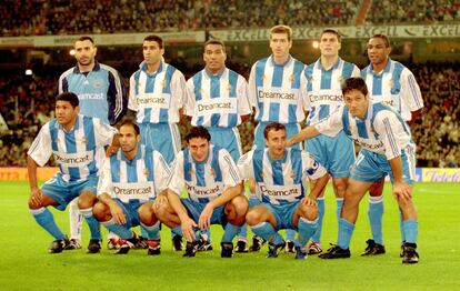14 de octubre de 2000. El Real Deportivo sale a jugar al Santiago Bernabéu con tres brasileños en su once inicial: Mauro Silva, arriba en el centro, César Sampaio, arriba, el de más a la derecha y Donato, abajo, el segundo desde la izquierda. En la segunda parte, otro brasileño, Emerson reemplazaría a Fran.