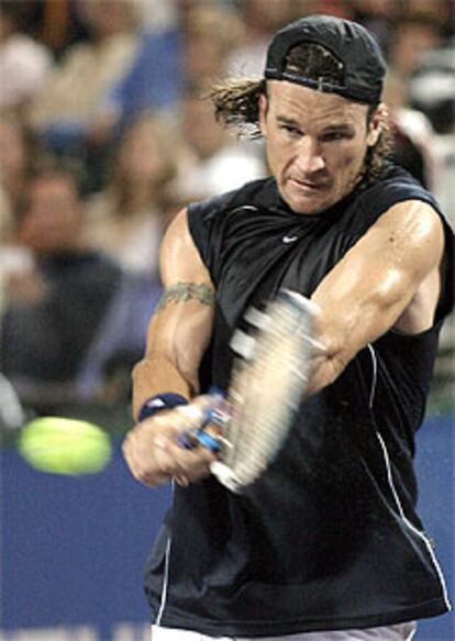 Carlos Moyà, durante un momento de su enfrentamiento con Roddick en el Masters de Houston.