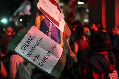 Manifestante leva um cartaz contra o impeachment de Dilma Rousseff no Rio de Janeiro.