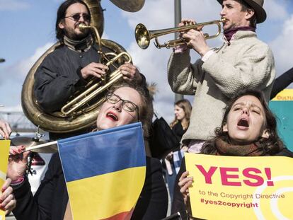 Varios manifestantes se concnetran frente al Parlamento Europeo para pedir la aprobación de la reforma, el pasado 26 de marzo.