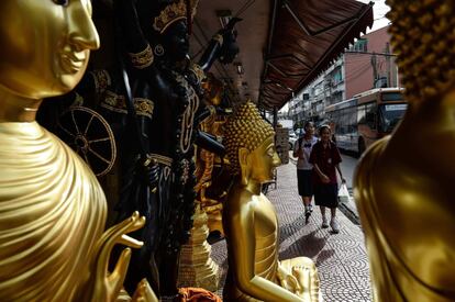 El 'Khao Phansa' también es conocido como el retiro de las lluvias porque tiene lugar al inicio de la temporada de lluvias en Tailandia. Los monjes budistas aprovechan esta oportunidad para retirarse durante tres meses en sus templos y dedicarse al estudio y la meditación.