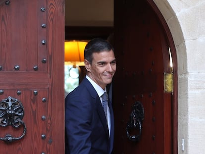 El presidente del Gobierno, Pedro Sánchez, antes de comparecer ante los medios de comunicación en el Palacio de Marivent, en Palma, tras reunirse con Felipe VI, este martes.