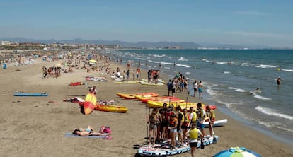 Turistas, jóvenes y familias, la semana pasada en una playa valenciana.