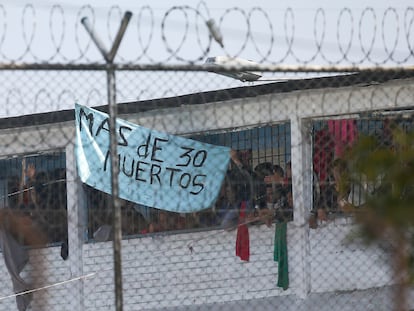 Los reclusos muestran un cartel en la cárcel de La Modelo en Bogotá, Colombia.