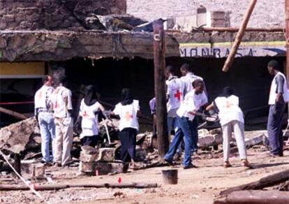 Un equipo de voluntarios de la Cruz Roja de Kenia comienza a limpiar de escombros el hotel Paraíso de Mombasa.