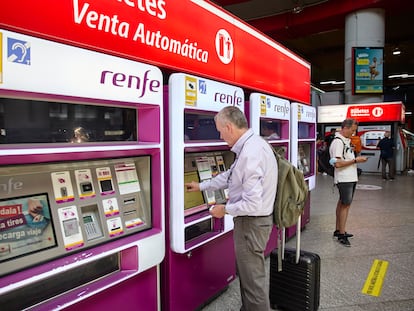 Un usuario en una de las máquinas de venta de billetes en la estación de Cercanías de Atocha en Madrid, el pasado 8 de agosto.