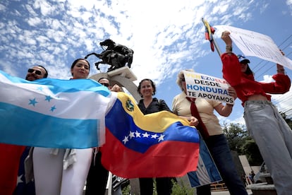 Un pequeño grupo de venezolanos salió a las calles de Tegucigalpa, Honduras. 
