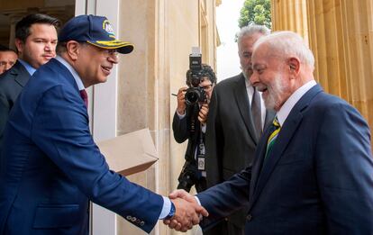 Gustavo Petro da la bienvenida al presidente brasileño, Luiz Inácio Lula da Silva, en el placios presidencial de Bogotá. 