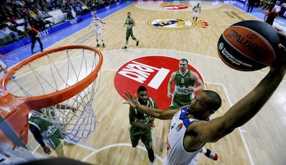 Randolph machaca la canasta del Unics.