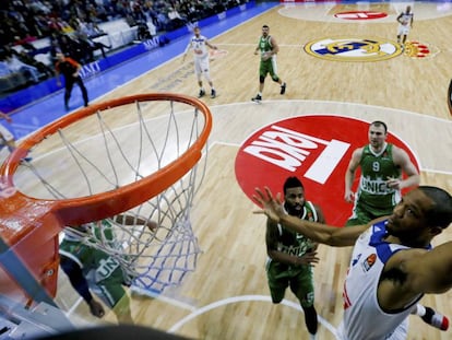 Randolph machaca la canasta del Unics.