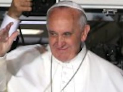 Durante el vuelo de regreso, el Papa sobre la corrupción en el Vaticano, el papel de la mujer y su relación con Joseph Ratzinger