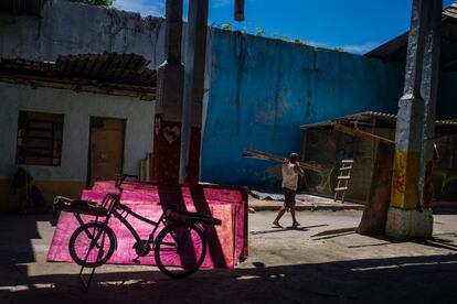 Hay gente que ha emprendido diversas iniciativas para reivindicar su derecho a la ciudad. Okupar casas y edificios abandonados es una de las maneras que tienen los pobres de poner en práctica su derecho a la vivienda. El objetivo de estas organizaciones es presionar al Gobierno para que construya viviendas sociales en esos espacios dentro del programa 'Minha Casa, Minha Vida' (Mi casa, mi vida), un plan del Gobierno federal que financia la construcción de bloques de viviendas administrados por los movimientos sociales.