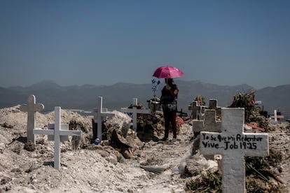 Una mujer asiste al funeral de un familiar fallecido por covid-19 en un panteón en la ciudad de Tijuana, el 27 de abril de 2020.