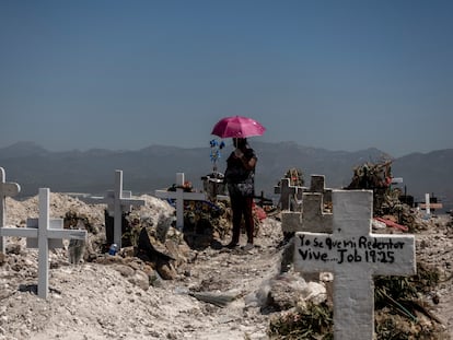 Funeral de una persona fallecida por covid-19  en un panteón en la ciudad de Tijuana, el 27 de abril de 2020.