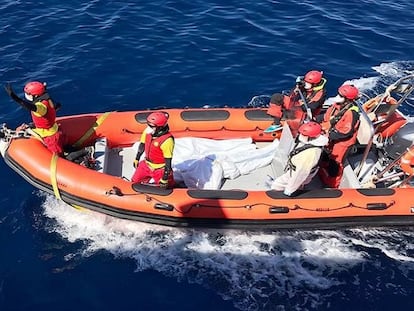 La ONG española traslada los cadáveres encontrados en los botes en Libia