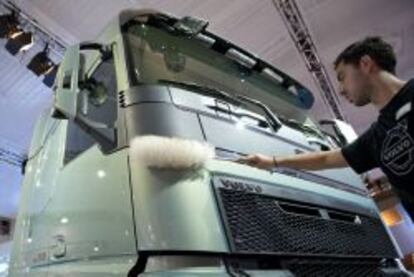 Trabajador limpiando un cami&oacute;n en el Sal&oacute;n Internacional del Motor en Hannover (Alemania).