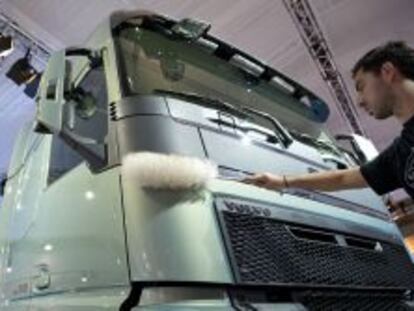 Trabajador limpiando un cami&oacute;n en el Sal&oacute;n Internacional del Motor en Hannover (Alemania).