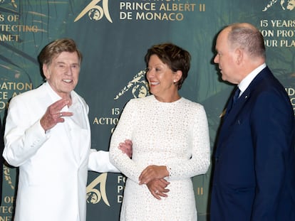 Robert Redford junto a Sibylle Szaggars y el príncipe Alberto II de Mónaco en un acto de una fundación en octubre de 2021. 