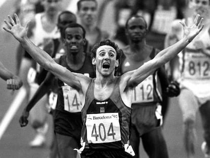 Fermín Cacho entra victorioso en la meta en la final de 1.500 metros de los Juegos Olímpicos de Barcelona, el 8 de agosto de 1992.