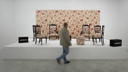 Un visitante observa la obra &#039;Mise-en-Sc&egrave;ne: Commemorative Toile&#039;, de Ren&eacute;e Green.