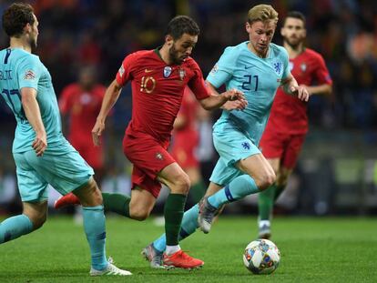 Bernardo Silva conduce el balón entre Blind y De Jong.