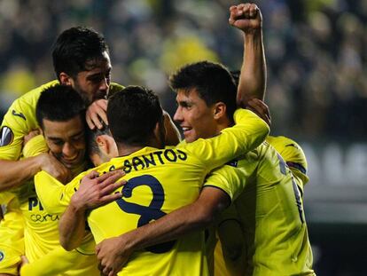 Los jugadores del Villarreal celebran el gol de Trigueros.