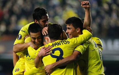 Los jugadores del Villarreal celebran el gol de Trigueros.