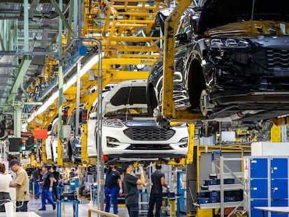 Trabajadores en la factoría de Ford Almussafes de Valencia