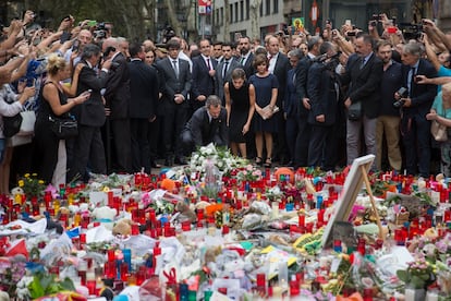 Los reyes Letizia y Felipe depositan, el 19 de agosto de 2017, un ramo de flores en el lugar del atentado de las Ramblas de Barcelona. Los terroristas islamistas asesinaban en varios ataques en Barcelona y Cambrils (Tarragona) a 16 personas (entre ellas, dos niños de tres y siete años), dejando más de 140 heridos de 34 nacionalidades distintas. 