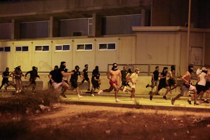 Decenas de personas escapan de la policía durante los disturbios de Torre-Pacheco el pasado 14 de julio. 