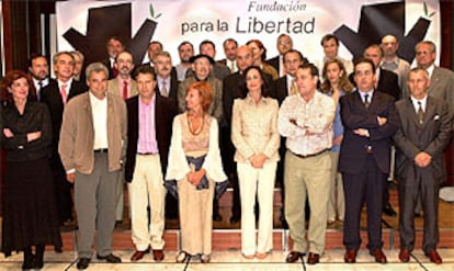 Imagen de varios líderes socilistas y populares junto a Edurne Uriarte.