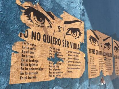Agrupaciones feministas han pegado mensajes contra la violencia machista en las ciudades de Honduras, donde el aborto esta totalmente penalizado.