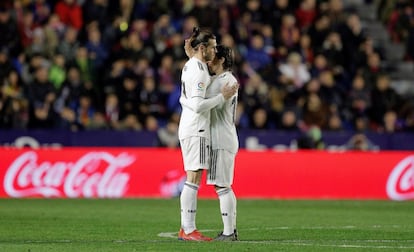 Los jugadores del Real Madrid, el galés Gareth Bale y el croata Luka Modric, celebran el segundo gol del equipo madridista.