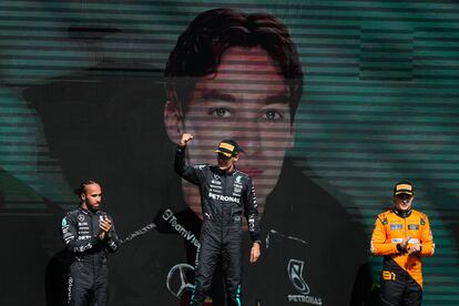 Russell celebra el triunfo en el Gran Premio de Bélgica antes de ser descalificado por no cumplir con el mínimo de peso.