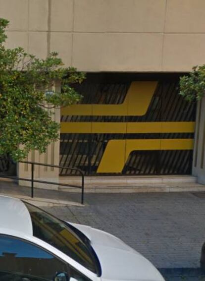 Entrada a la Jefatura Provincial de Tráfico de Cádiz.