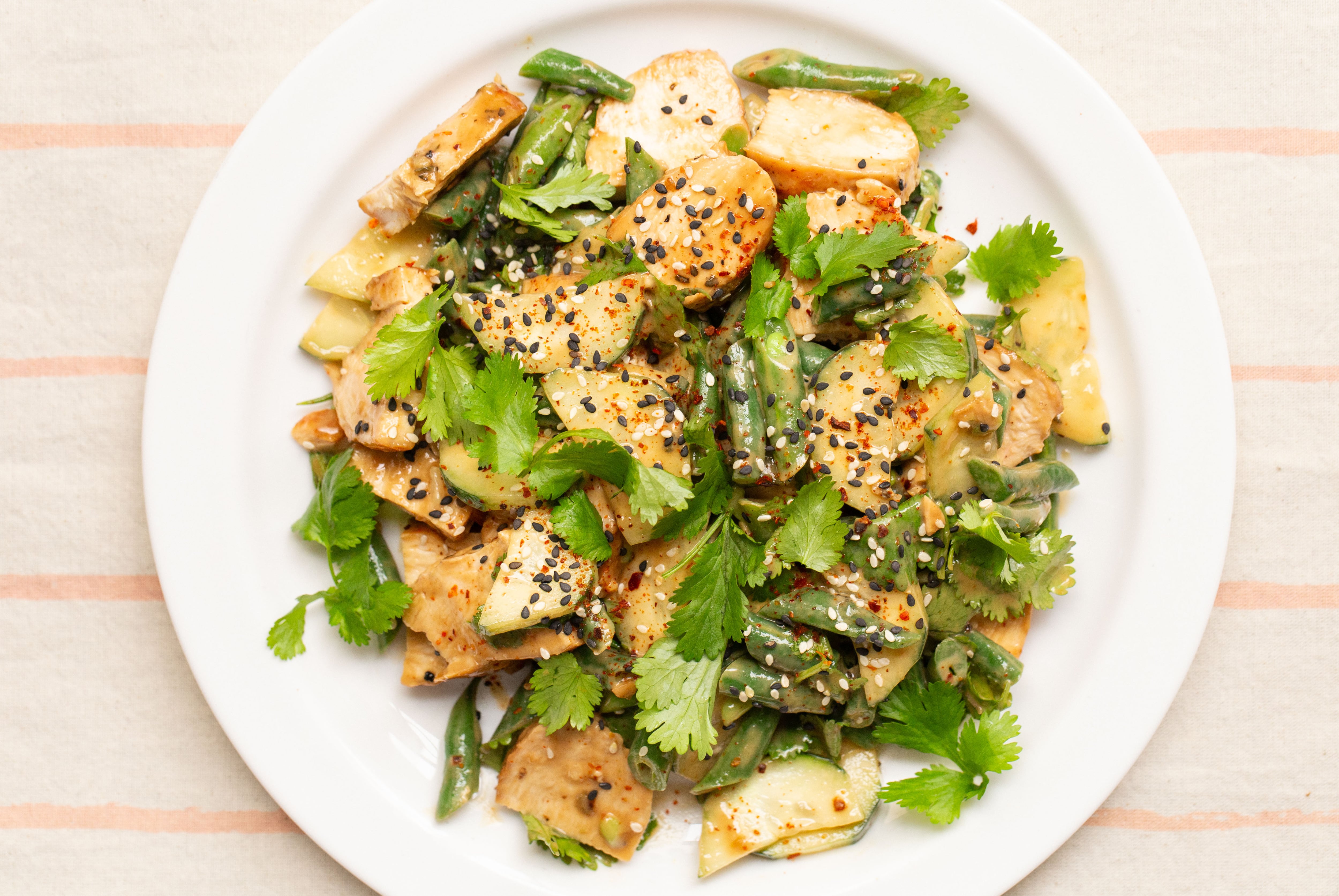 Ensalada de pollo asado y judías verdes con aliño de cacahuete
