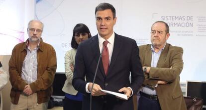 El secretario general del PSOE, Pedro Sánchez, con representantes de la comunidad científica este martes.