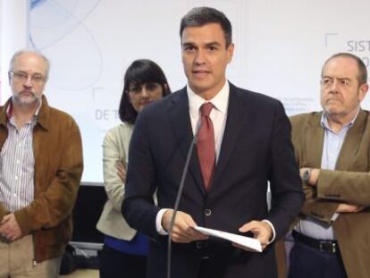 El secretario general del PSOE, Pedro Sánchez, con representantes de la comunidad científica este martes.