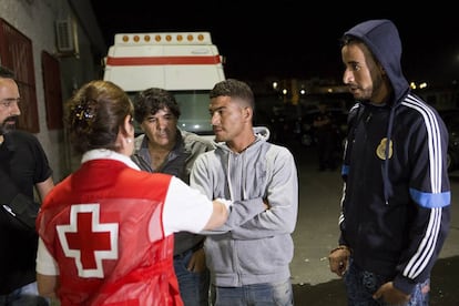 Llegan al puerto de Motril ocho inmigrantes magrebíes rescatados en patera.