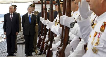 García-Margallo y ell embajador español en Cuba, Juan Francisco Montalbán, en el buque Elcano.