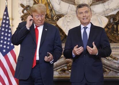 Donald Trump comprueba el audífono con el que escucha la traducción de las declaraciones de Mauricio Macri en la Casa Rosada.