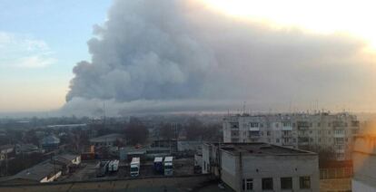 El humo sale del depósito de municiones de Balakleya (Ucrania).