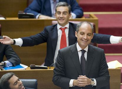 Francisco Camps, delante del portavoz popular Ricardo Costa, en el pleno de las Cortes valencianas.