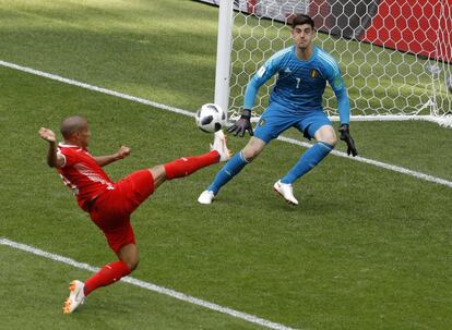 El jugador tunecino Wahbi Khazri marca el segundo gol del equipo.