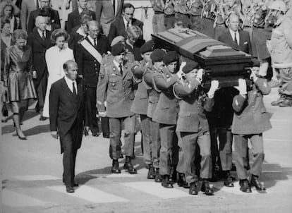 Los restos mortales del rey Balduino de Bélgica, seguidos por los miembros de la familia real belga, en Bruselas, en agosto de 1993.