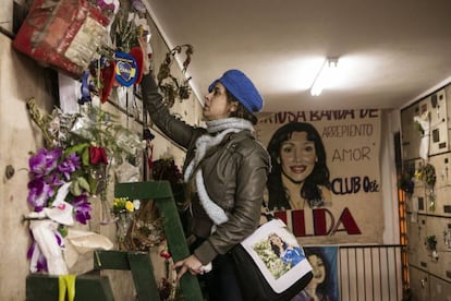 Una fanática de Gilda deja una ofrenda en su tumba en el cementerio de Chacarita, Buenos Aires.