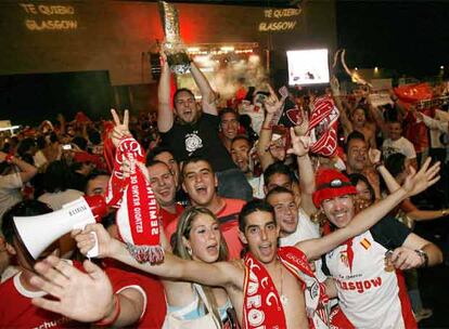 La fiesta no sólo ha sido en Glasgow. En Sevilla, cientos de aficionados celebran la segunda Copa de la UEFA de su equipo tras un partido ante un rival más que digno.