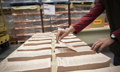 Urnes i paperetes per al 24-M en un magatzem d'Alcalá de Henares (Madrid).